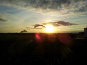 Landung nach Tandemsprung im Sonnenuntergang